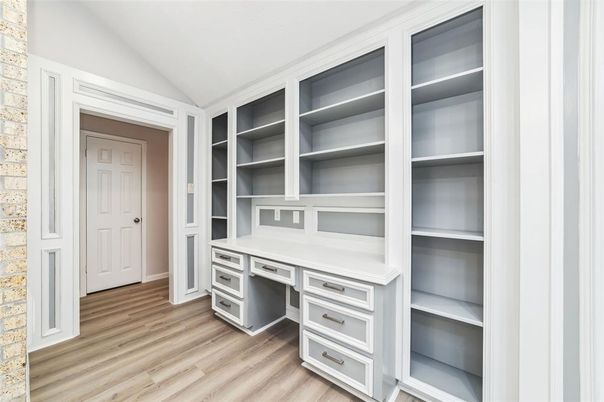 Interior, Walk-in Closets, Wood Texture Flooring