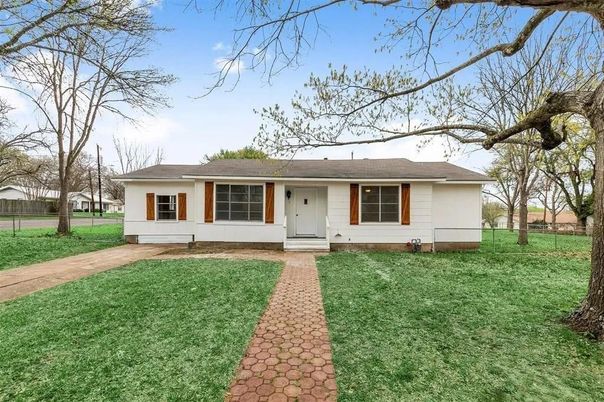 Backyard, Exterior, Facade, Ranch