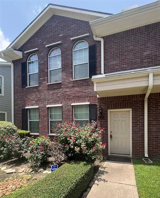 Exterior, Facade, Brick Facade, Brick Traditional