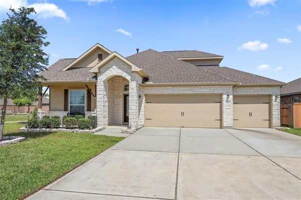 Attached, Exterior, Facade, Brick Traditional