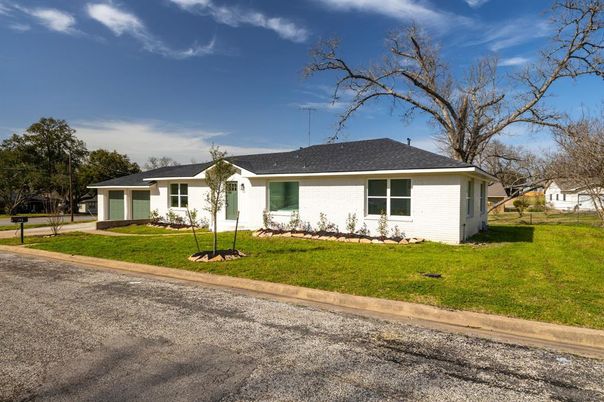 Backyard, Exterior, Facade, Ranch