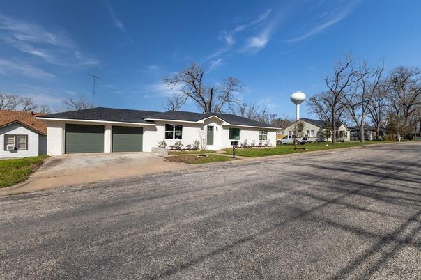 Attached, Exterior, Facade, Ranch