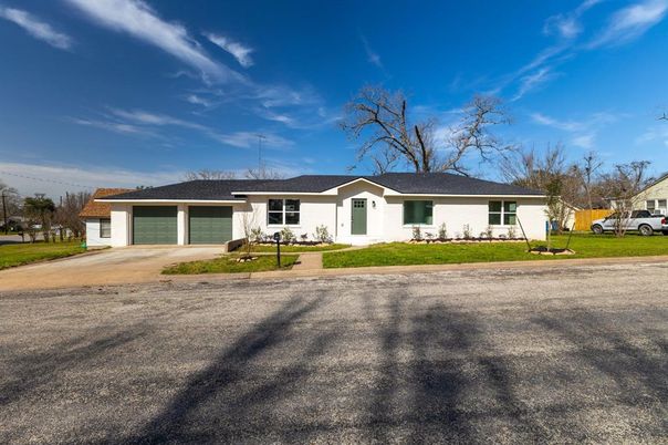 Attached, Exterior, Facade, Ranch