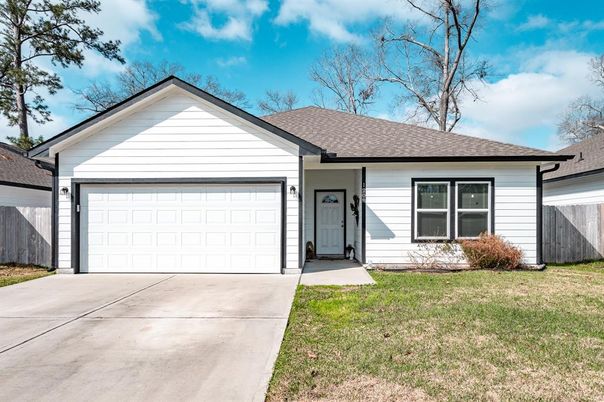 Attached, Exterior, Facade, Ranch