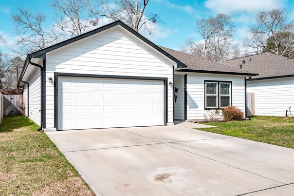 Attached, Exterior, Facade, Ranch