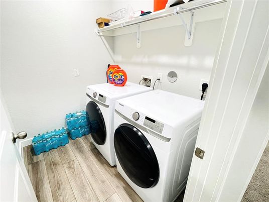 Interior, Washer, Wood Texture Flooring