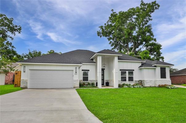 Attached, Exterior, Facade, Ranch