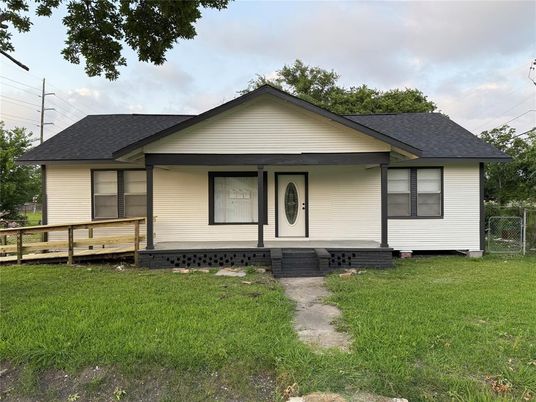 Backyard, Exterior, Facade, Ranch