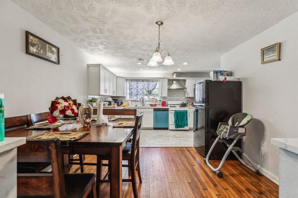 Dining room, Interior, Kitchen, Pendant Lights, Recessed Lighting, Wood Texture Flooring