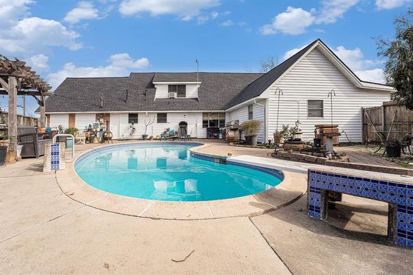 Exterior, Pool