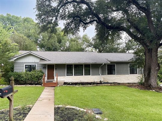 Exterior, Facade, Ranch
