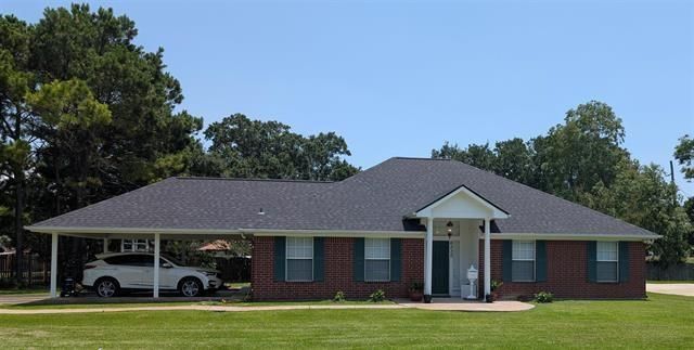 Backyard, Exterior, Facade, Brick Facade, Ranch