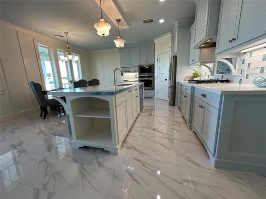 Chandelier, Dining room, Interior, Kitchen, Marble, Pendant Lights, Recessed Lighting, Stainless Steel Appliances
