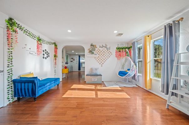 Interior, Recessed Lighting, Wood Texture Flooring