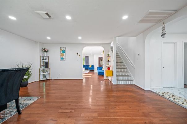 Interior, Recessed Lighting, Wood Texture Flooring