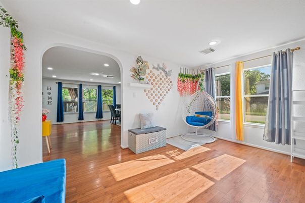 Interior, Recessed Lighting, Wood Texture Flooring