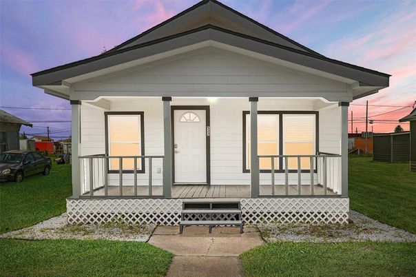 Exterior, Facade, American Craftsman