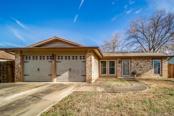 Attached, Exterior, Facade, Brick Facade, Ranch