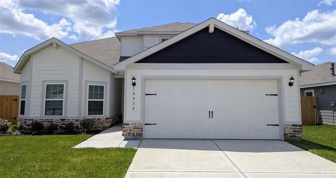 Attached, Exterior, Facade, American Craftsman