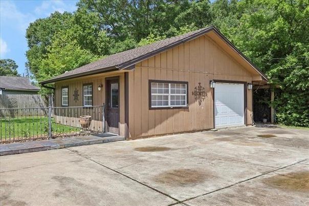 Attached, Exterior, Facade, Ranch