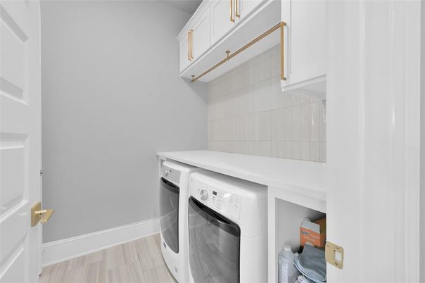 Interior, Washer, Wood Texture Flooring