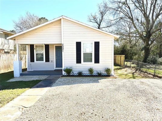 Exterior, Facade, Ranch