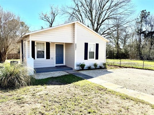 Backyard, Exterior, Facade, Ranch