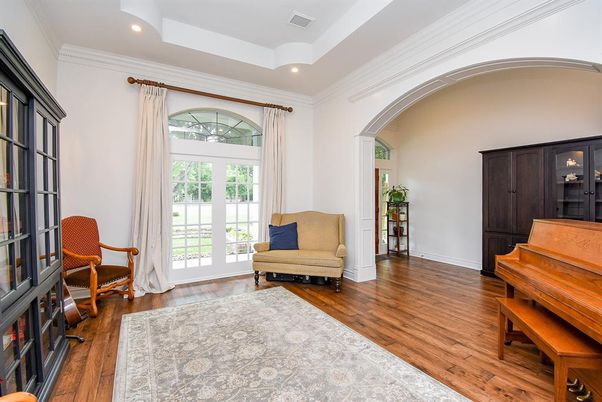Interior, Piano, Recessed Lighting, Wood Texture Flooring