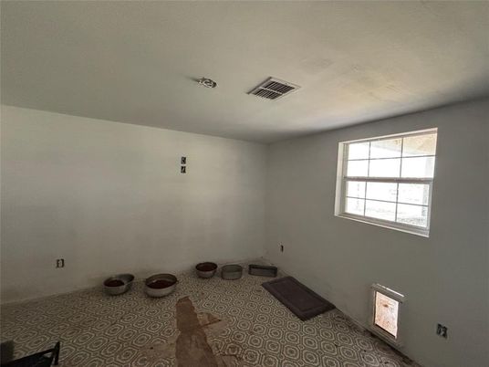 Empty room, Interior