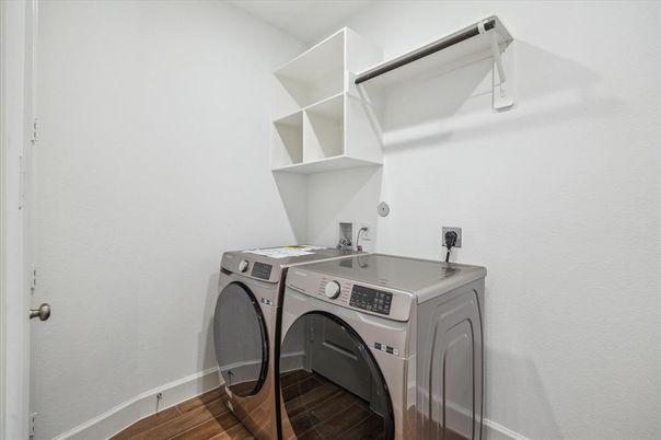 Interior, Washer, Wood Texture Flooring