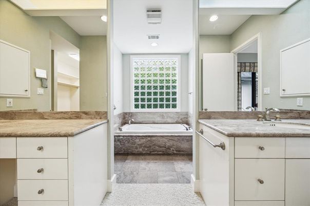Bathroom, Dual Sink Vanities, Interior, Recessed Lighting