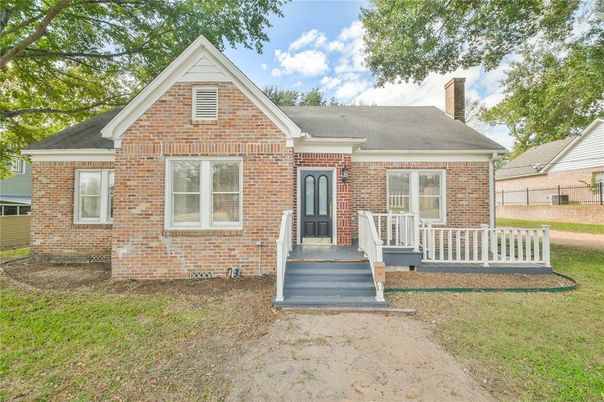 Exterior, Facade, Brick Facade, Brick Traditional