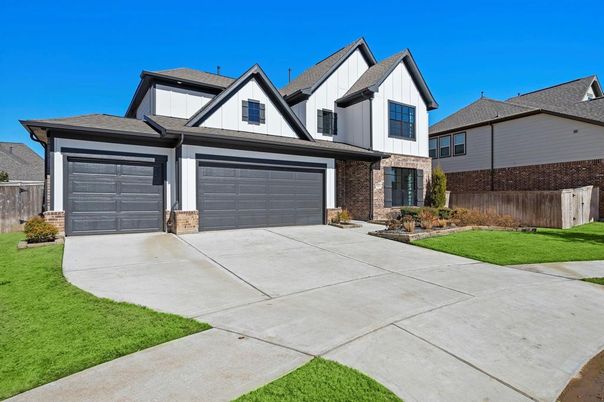 Attached, Exterior, Facade, Farmhouse