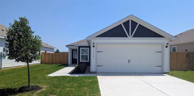 Attached, Exterior, Facade, American Craftsman