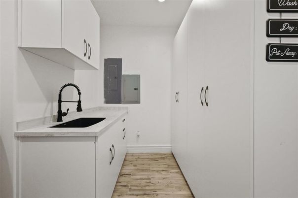 Interior, Recessed Lighting, Wood Texture Flooring