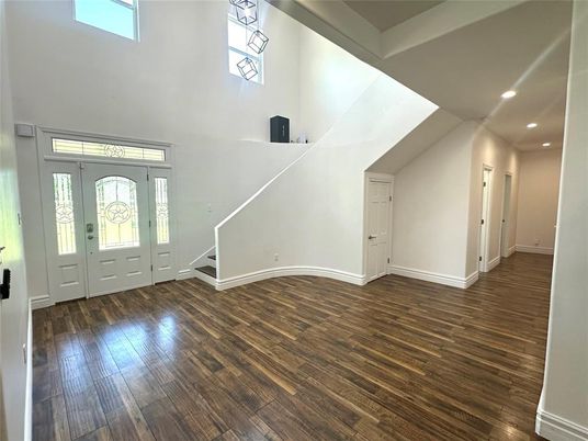 Interior, Recessed Lighting, Wood Texture Flooring