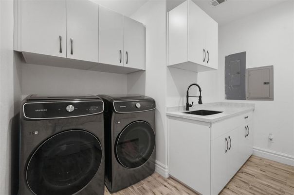 Interior, Washer, Wood Texture Flooring