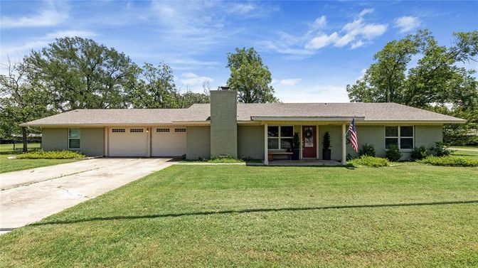 Attached, Exterior, Facade, Ranch