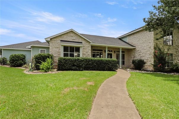 Exterior, Facade, Brick Facade, Ranch