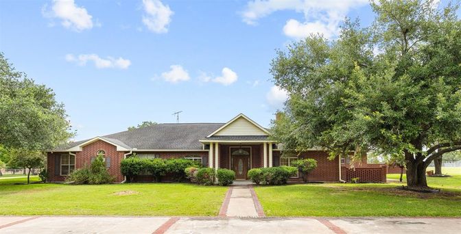 Exterior, Facade, Brick Facade, Ranch