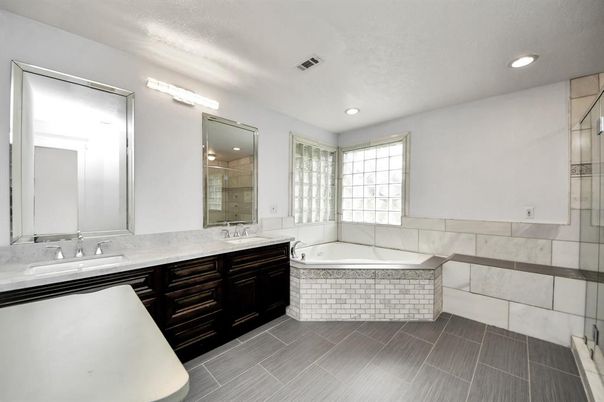 Bathroom, Dual Sink Vanities, Interior, Recessed Lighting