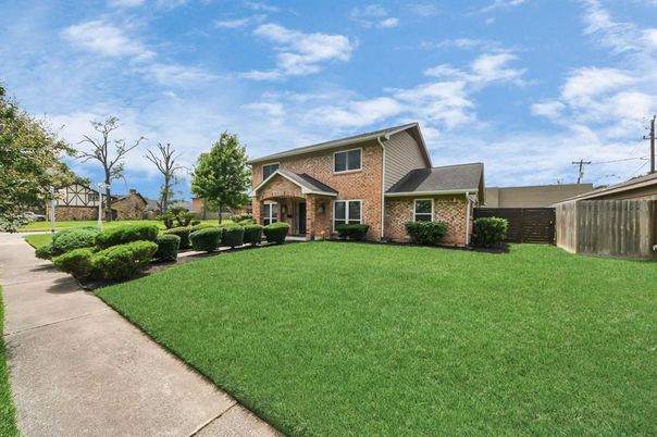 Backyard, Exterior, Facade, Brick Facade, Brick Traditional