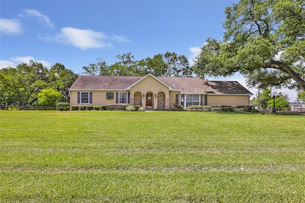 Backyard, Exterior, Facade, Ranch