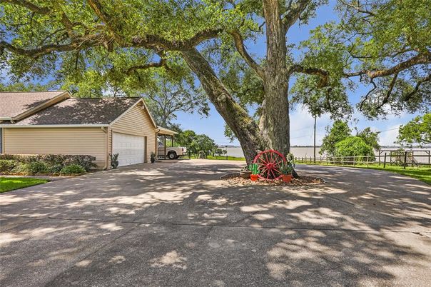 Detached Garage, Exterior