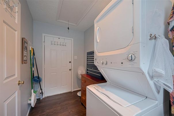 Interior, Utility Closets, Washer, Wood Texture Flooring