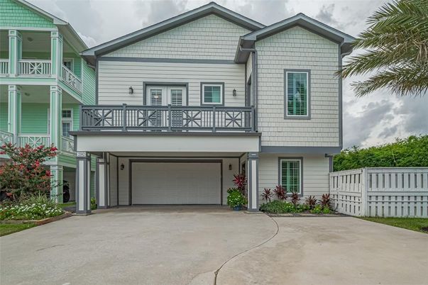 Attached, Exterior, Facade, American Craftsman