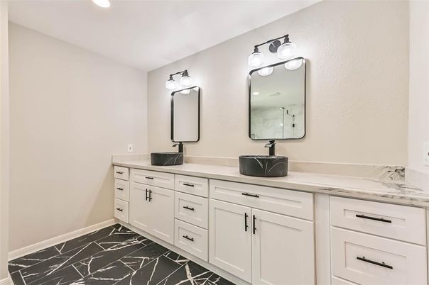 Bathroom, Dual Sink Vanities, Interior, Recessed Lighting
