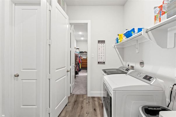 Interior, Recessed Lighting, Washer, Wood Texture Flooring