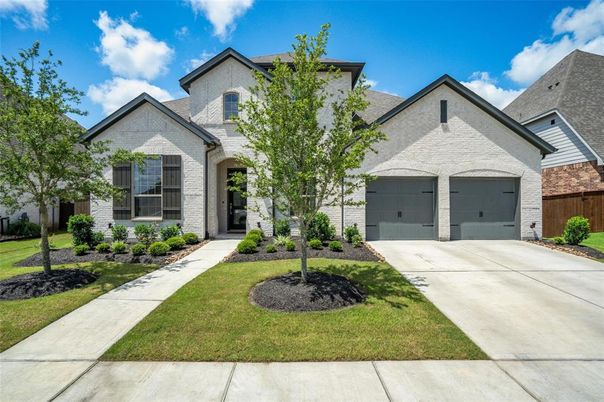 Attached, Exterior, Facade, Farmhouse