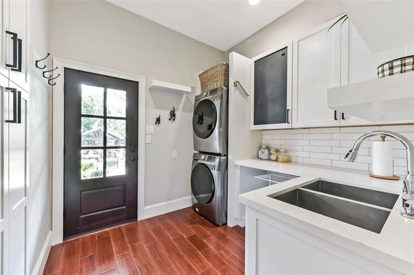 Interior, Recessed Lighting, Washer, Wood Texture Flooring